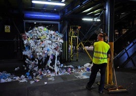 Un operario trabaja en la planta BZB de Amorebieta