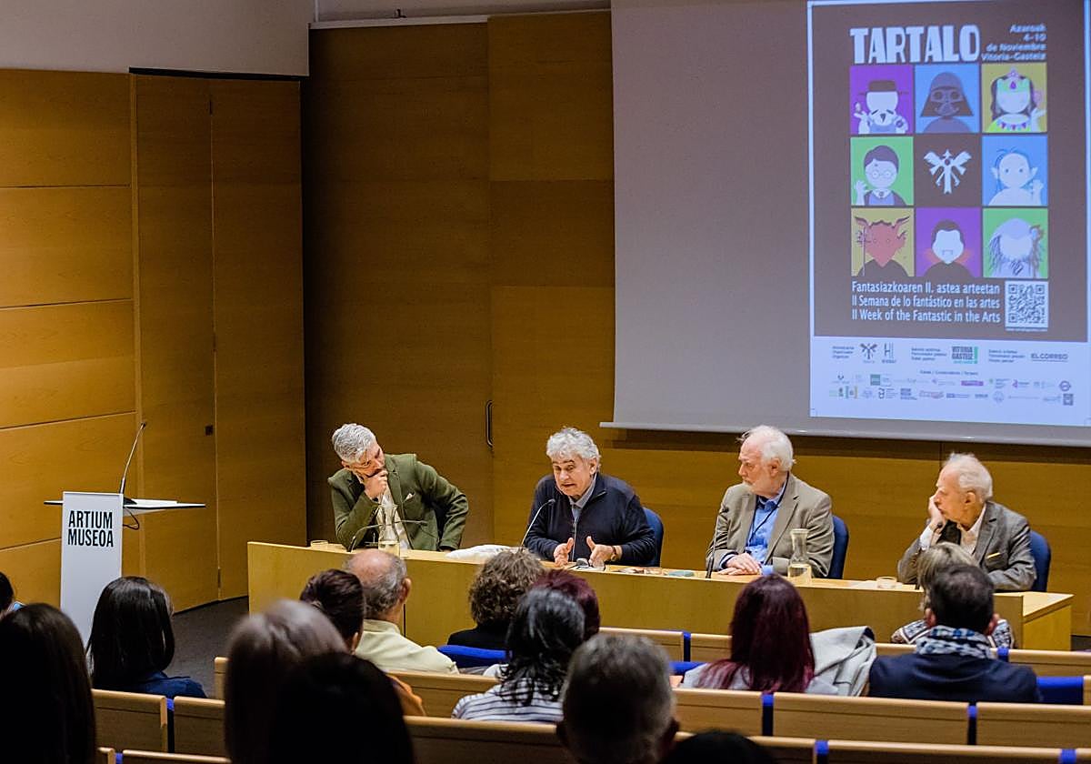 Raúl Montero, director de Tartalo, junto a los escritores Bernardo Atxaga, Juan Pedro Aparicio y José María Merino.
