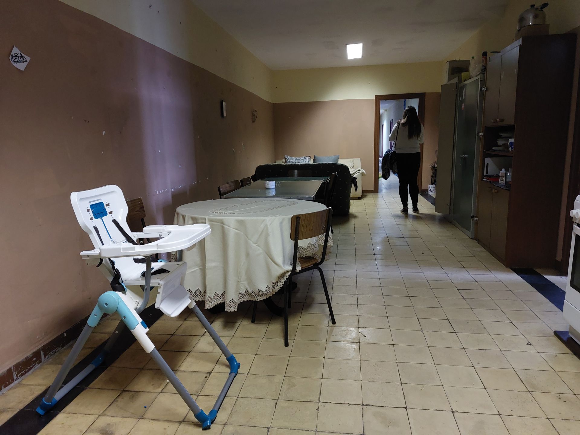 Zona de estar de la planta habilitada como vivienda de emergencia en la antigua escuela de aprendices de Sestao.