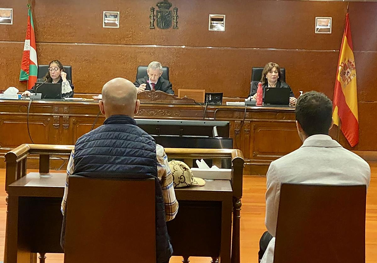 El procesado, a la izquierda, estuvo acompañado por un traductor durante la vista oral.