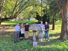 Javier Irusta, tesorero de la Peña Santa Cruz; Edurne Espilla, concejala de Cultura; Alfonso Requero, responsable del área micólogica de la Peña; Javier Bilbao, presidente, e Iñigo Hernando, alcalde de Galdakao.