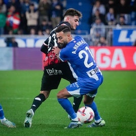 Abde pugna con Robert Navarro durante el partido ante el Mallorca.