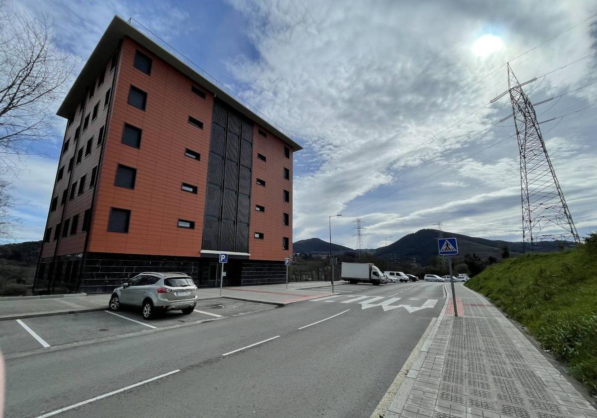 Vista del edificio con alojamientos dotacionales construido en el barrio de San Miguel, junto a la Taberna Mayor.