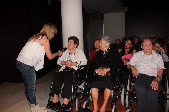 Las personas residentes, sus familiares y cuidadores tienen la oportunidad de disfrutar de espectáculos de calidad.