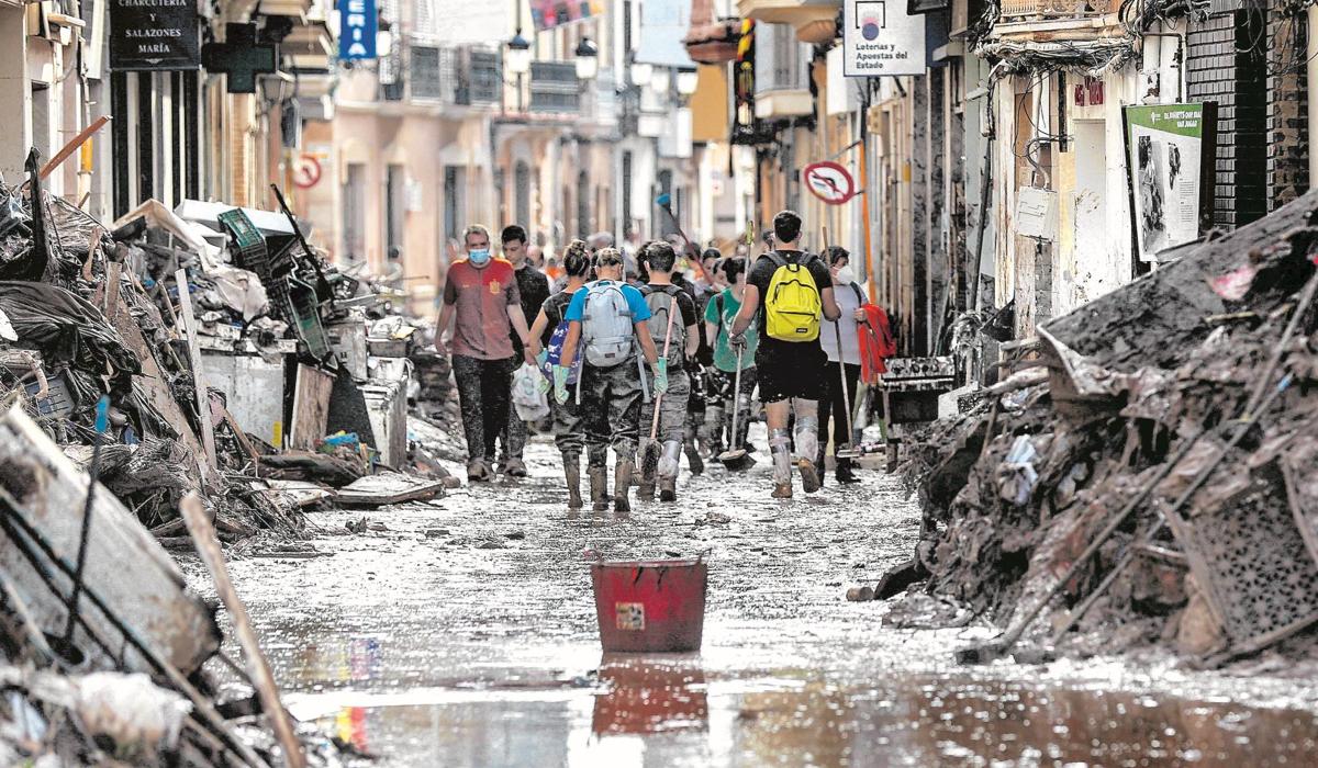 Paiporta. El municipio con más fallecidos intenta limpiar sus calles con la ayuda de voluntarios.