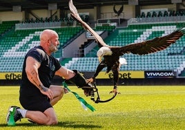 Víctor Barrios con el águila en el césped del estadio del Ludogorets.