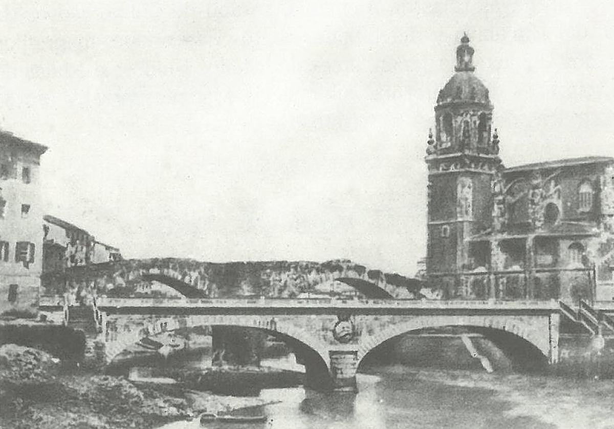 El puente viejo de San Antón, al fondo, y el nuevo, durante la demolición del primero.