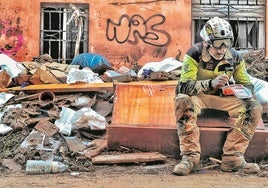 Un bombero de Álava hace un descanso para comer.