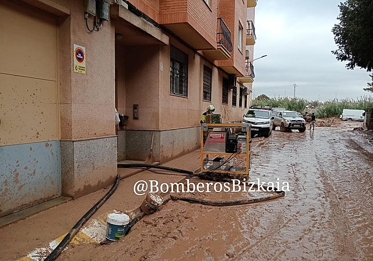 Los bomberos vizcaínos trabajando sobre el terreno.