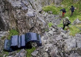 Varios integrantes del equipo que rescató la escultura, en la zona alta del monte Aratz, cerca de Araia.