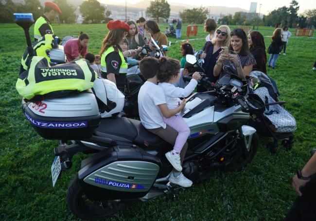 El público se hace fotos con las motos del cuerpo.