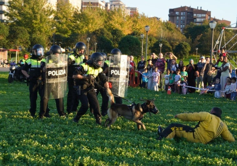 Varios agentes de la Policía Municipal realizan ejercicios de protección en el parque Etxebarria.