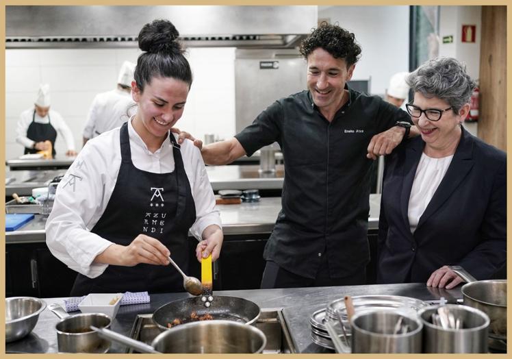 Equipo. Junto a Eneko Atxa y la Pilar Lojero, jefa de cocina de Azurmendi.