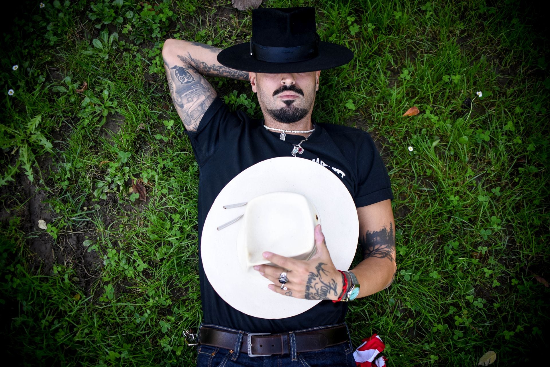 Julen, el bailarín de Bermeo que hace los sombreros más originales