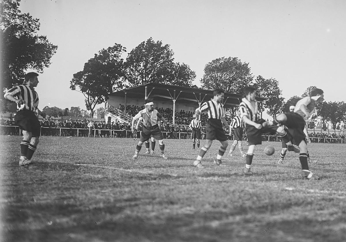 Imagen de un encuentro disputado en Mendizorroza en torno a 1931.