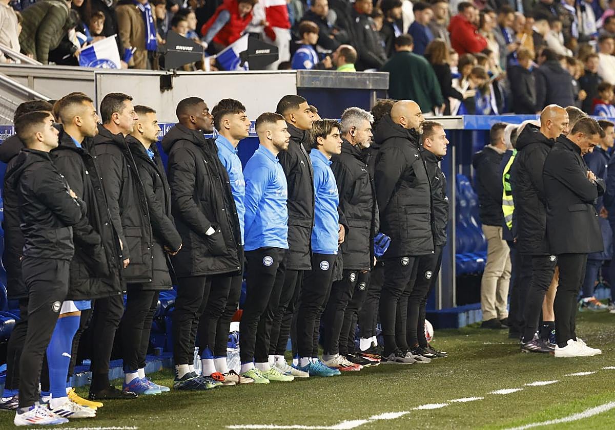 Minuto de silencio en Mendizorroza en la previa del Alavés-Mallorca.