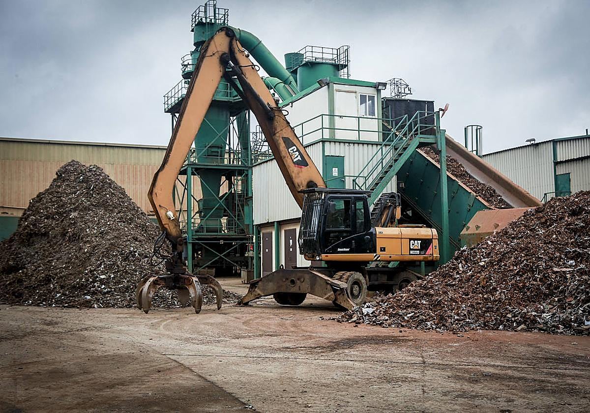 Máquinas trabajan en la planta de Otua.