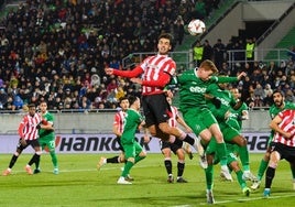 Beñat Prados gana un balón aéreo.