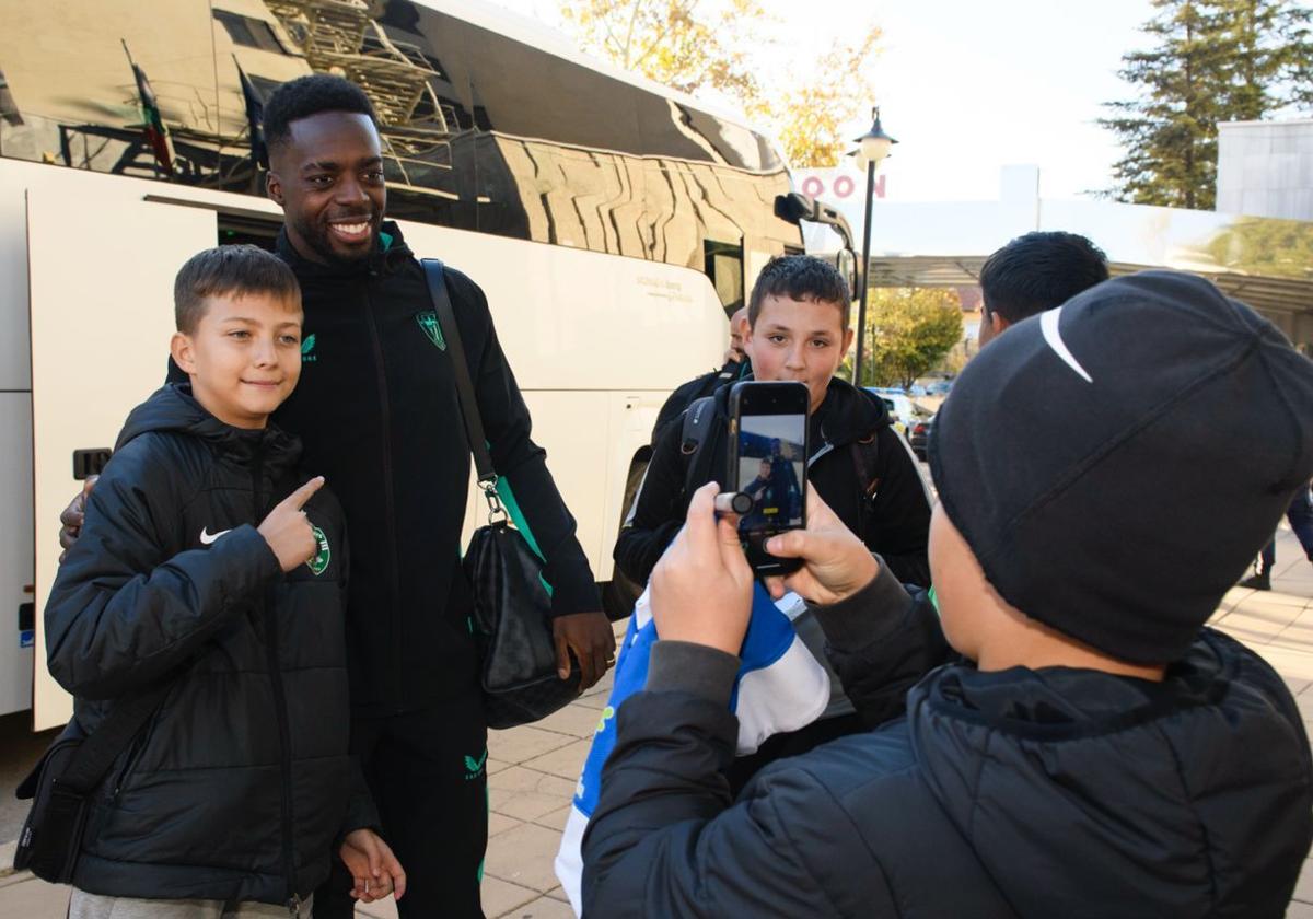 Iñaki Williams se fotografía con jóvenes hinchas del equipo búlgaro a su llegada ayer al hotel de concentración rojiblanco.