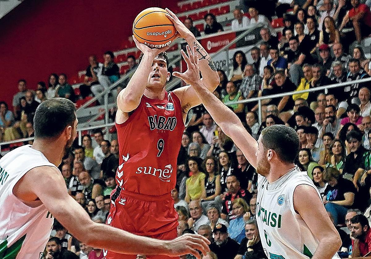 Rubén Domínguez se eleva para anotar un triple.