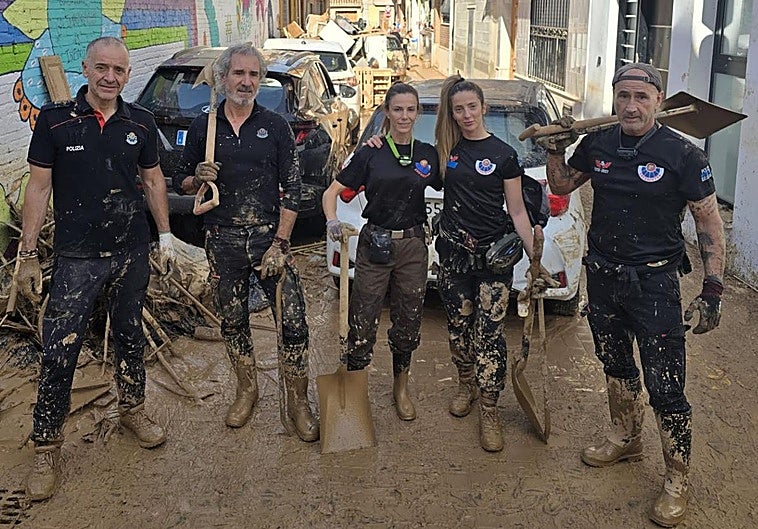 Los ertzainas Tino, Íñigo, Amaia, Ángela y Josu.