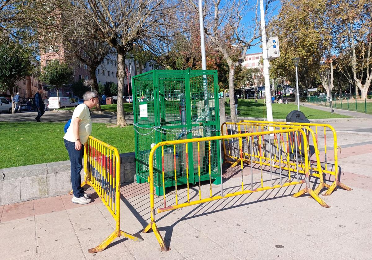 Un vecino contemplando el captador de aire instalado en el parque de Los Hermanos.