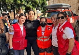 Rosalía junto a voluntarias de la Cruz Roja.