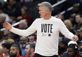 Kerr dirige a los Golden State Warrios ante los Wizards con una camiseta que anima a votar.