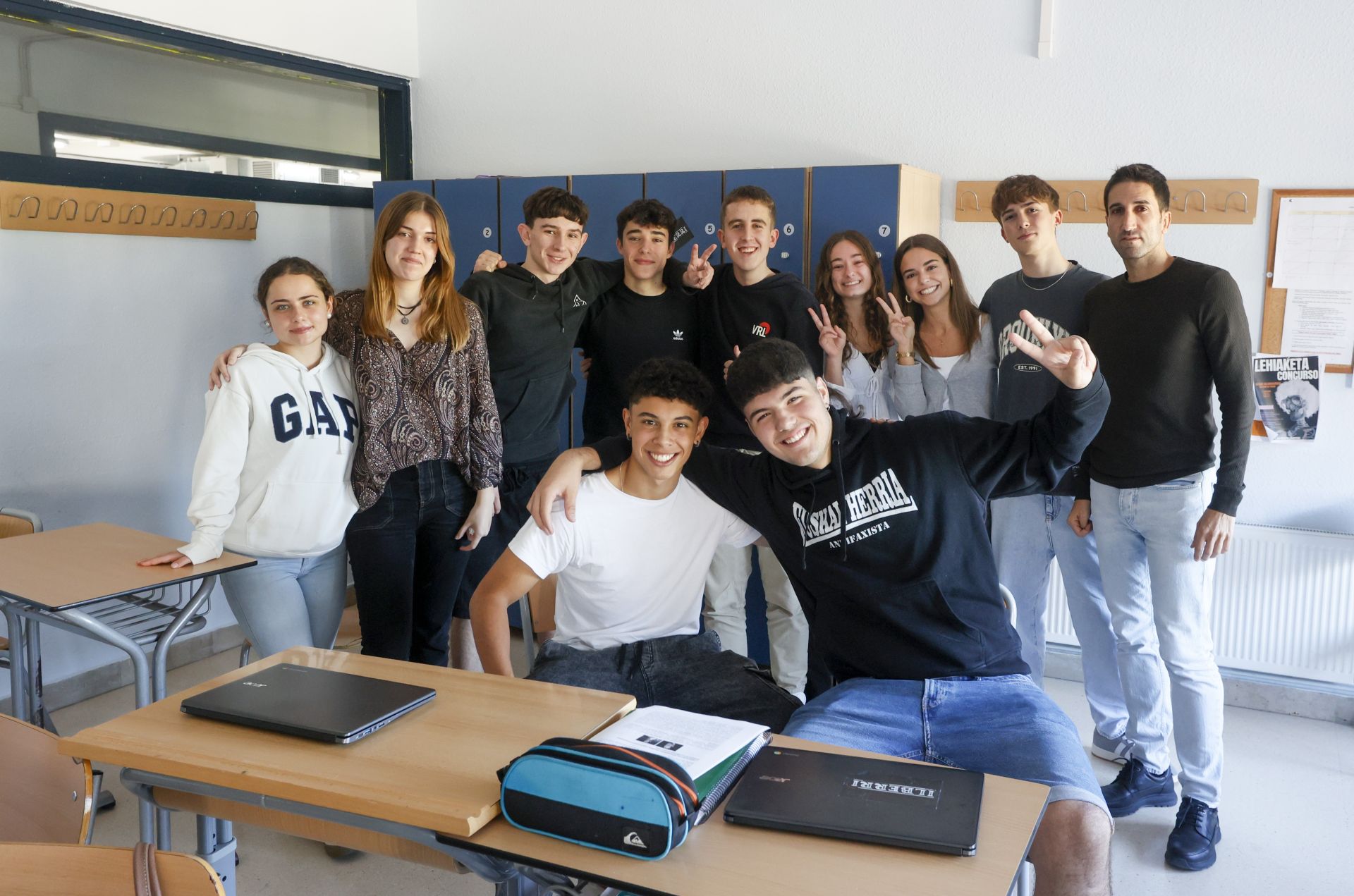 Los alumnos participantes que representan al instituto Aixerrota junto a su profesor, Gorka Hormaechea. STARTInnova.