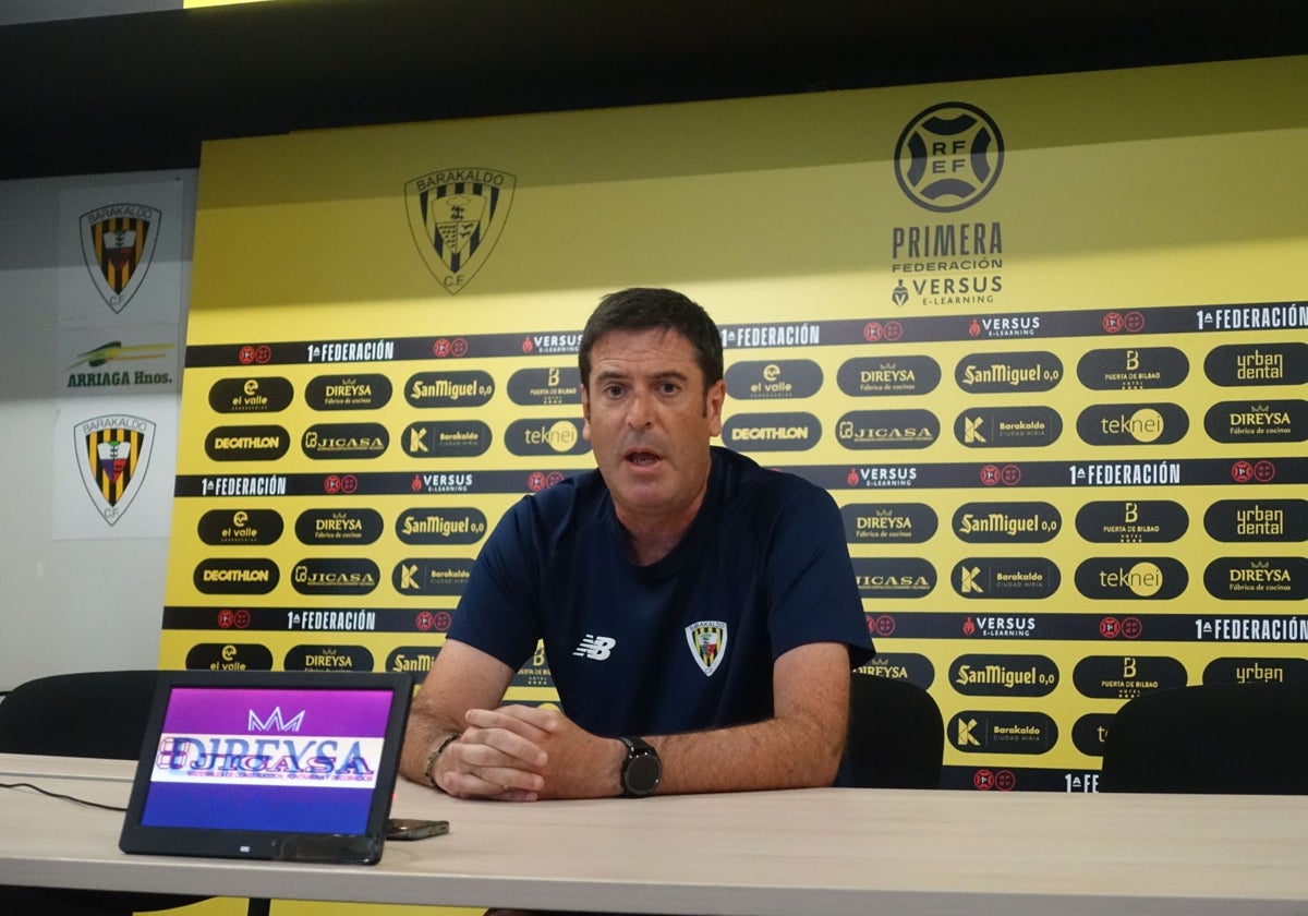 Imanol de la Sota, entrenador del Barakaldo, en la sala de prensa de Lasesarre.