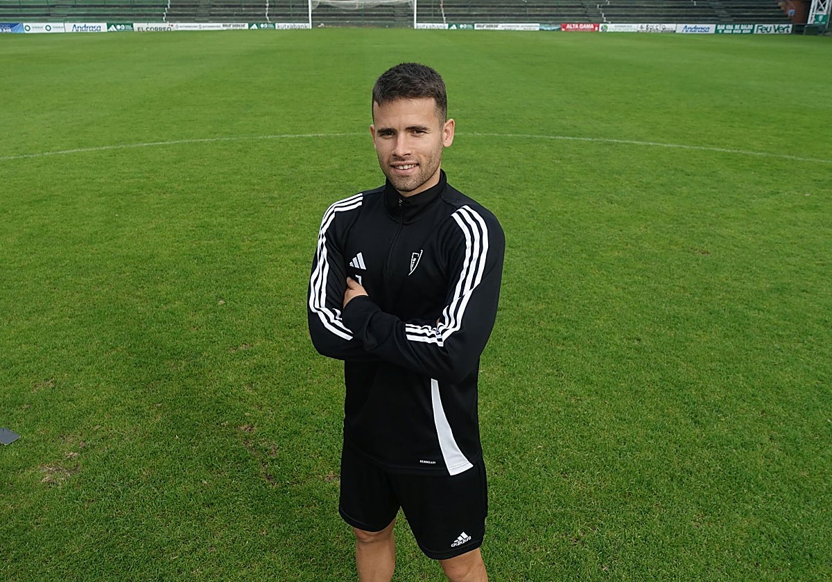 Gorka Garai, en el centro del campo de Las Llanas, dónde comanda al Sestao River.