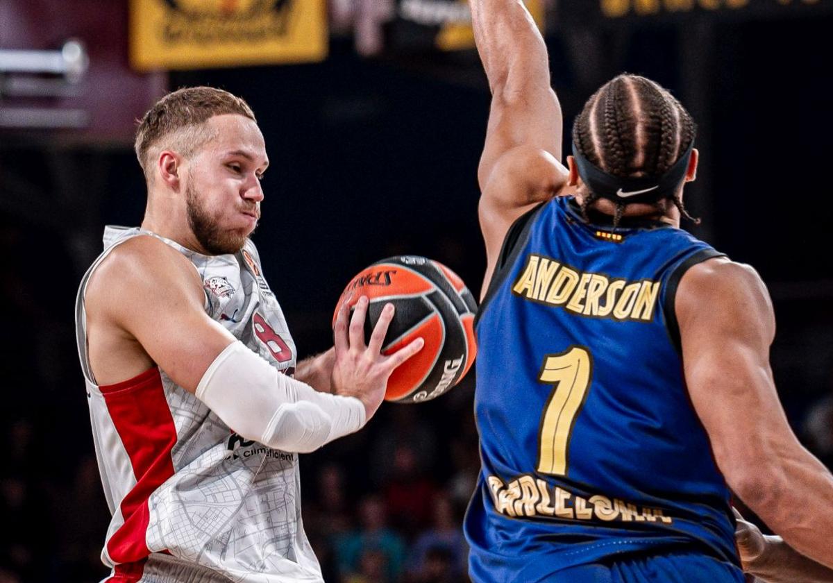 Sedekerskis, de vuelta al equipo, intenta una penetración a canasta durante el partido.