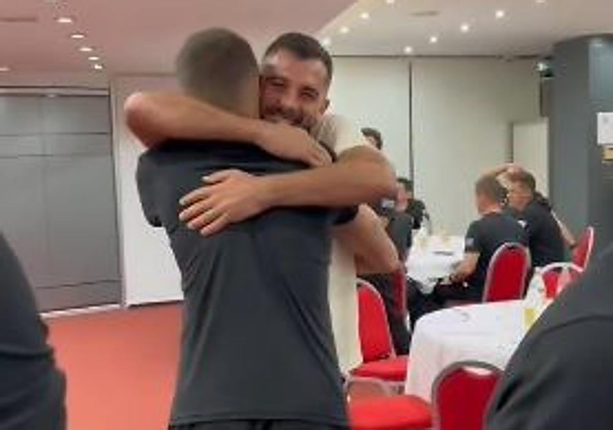 Luis Rioja visita por sorpresa a la plantilla del Alavés en la previa del partido contra el Villarreal