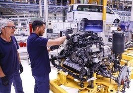 Trabajadores de Mercedes, en el laboratorio de la firma en Vitoria