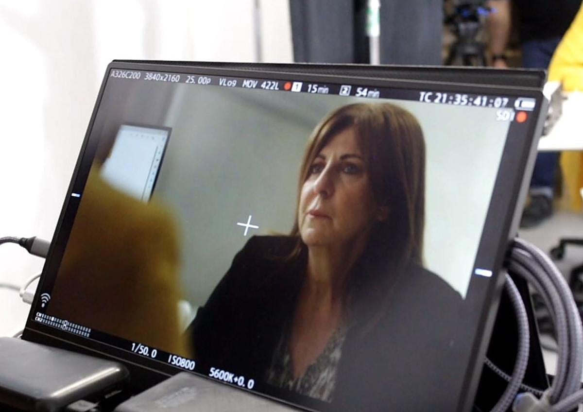 Imagen secundaria 1 - La directora, arriba sentada en el banco, a la izquierda, junto a componentes del equipo. Abajo, dos escenas del rodaje.