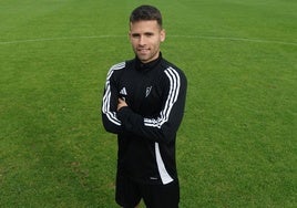 Gorka Garai, en el centro del campo de Las Llanas, dónde comanda al Sestao River.