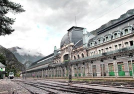 La legendaria estación, desde donde se dejó de cruzar a Francia en 1970, convertida hoy en hotel de lujo.