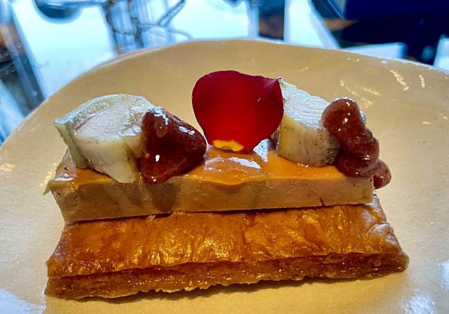 Hojaldre de foie ahumado, anguila y brevas (que se sirve con un carabinero de talla a la brasa)