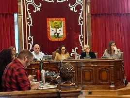 La alcaldesa, Amaia Agirre, en el centro, y a su derecha Inaxio Uriarte, concejal de Personal y Organización.