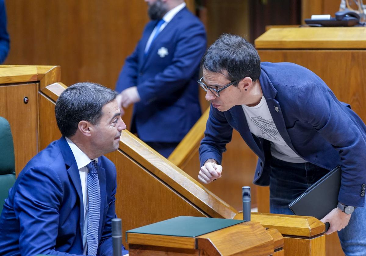 El lehendakari, Imanol Pradales, conversa con el líder parlamentario de EH Bildu, Pello Otxandiano, este viernes en el pleno de control.