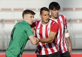 Pol Domingo y Xabi Irurita en una disputa durante el partido.