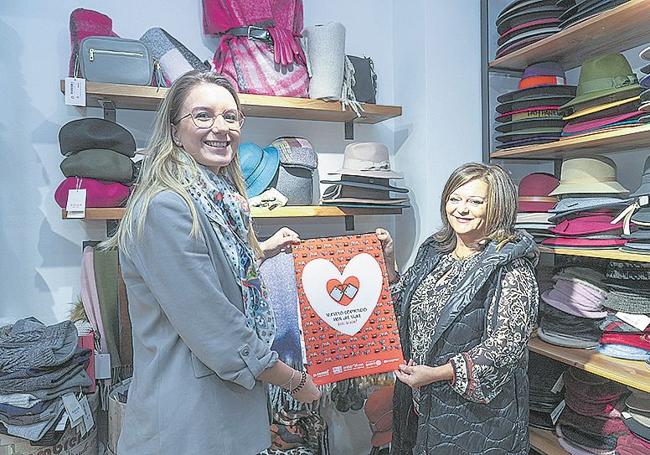 La concejala de Promoción Económica, Empleo y Comercio, María Nanclares, posa en el interior de Sombreros Albero.