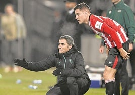 Estrategia. Valverde da las últimas instrucciones a Herrera antes de saltar al césped en sustitución de Nico Williams.