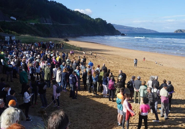 Cientos de personas han pedido en Laga que dejen la playa tal y como está.