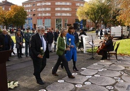 Florencio Domínguez, Marisol Garmendia y Maider Etxebarria han depositado flores en el monumento a las víctimas.