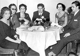 Imagen de 1954 en el hotel María Cristina junto a Rocío Laffon, Klaus Müller-Thyssen, Mariasun Bergareche, Perico Arana y Pepa Rezola.