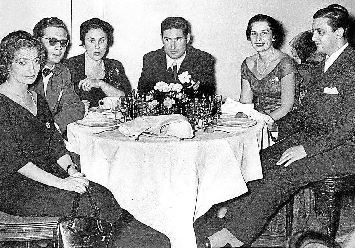 Imagen de 1954 en el hotel María Cristina junto a Rocío Laffon, Klaus Müller-Thyssen, Mariasun Bergareche, Perico Arana y Pepa Rezola.