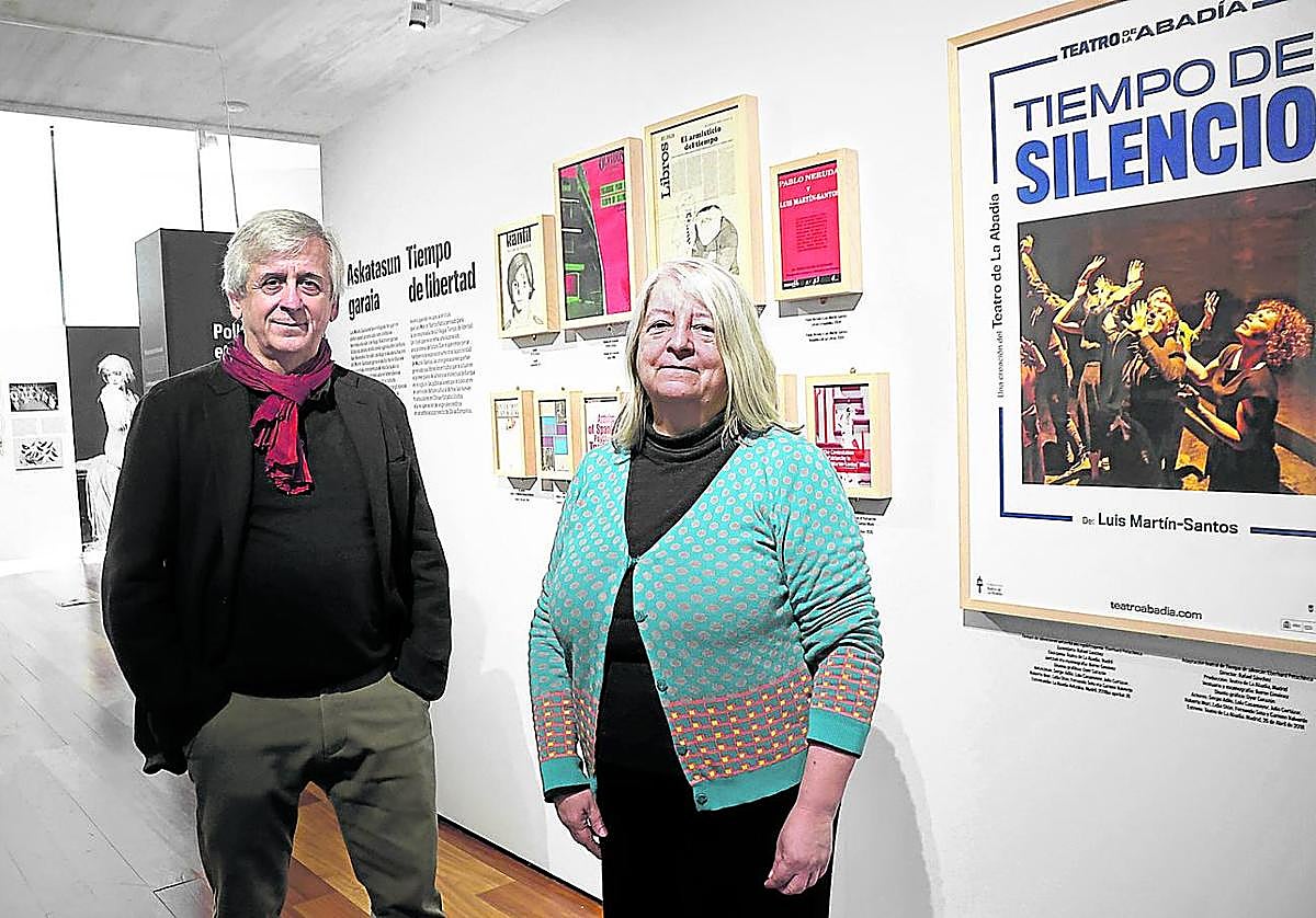 Los dos hermanos en la muestra de San Telmo junto al cartel de la «brillante» adaptación teatral de 'Tiempo de silencio, de la que solo se vio una función en Euskadi.