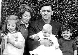 Rocío Laffon y Martín-Santos con sus hijos Rocío, Luis y Juan Pablo en 1961