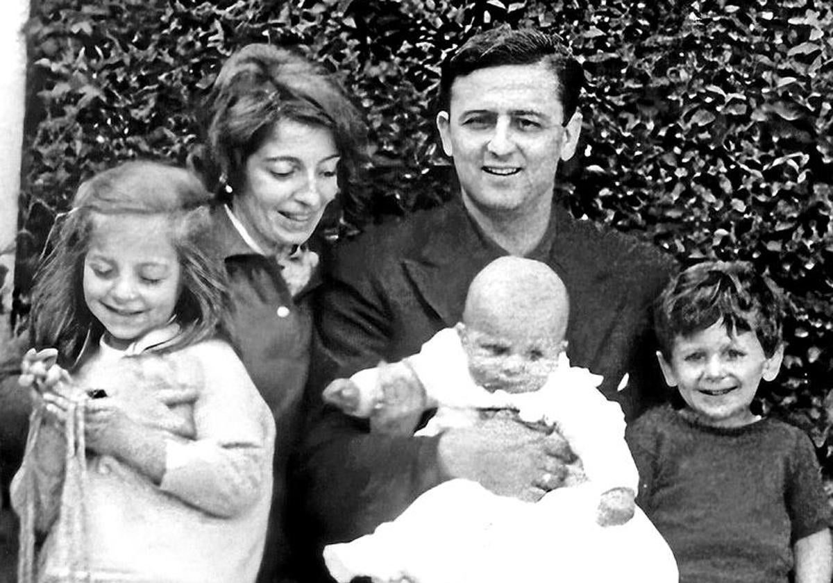 Rocío Laffon y Martín-Santos con sus hijos Rocío, Luis y Juan Pablo en 1961